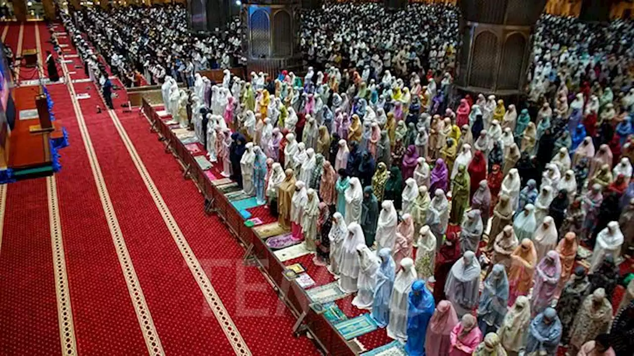 Ratusan Warga Padati Masjid Istiqlal pada Hari Pertama Salat Tarawih