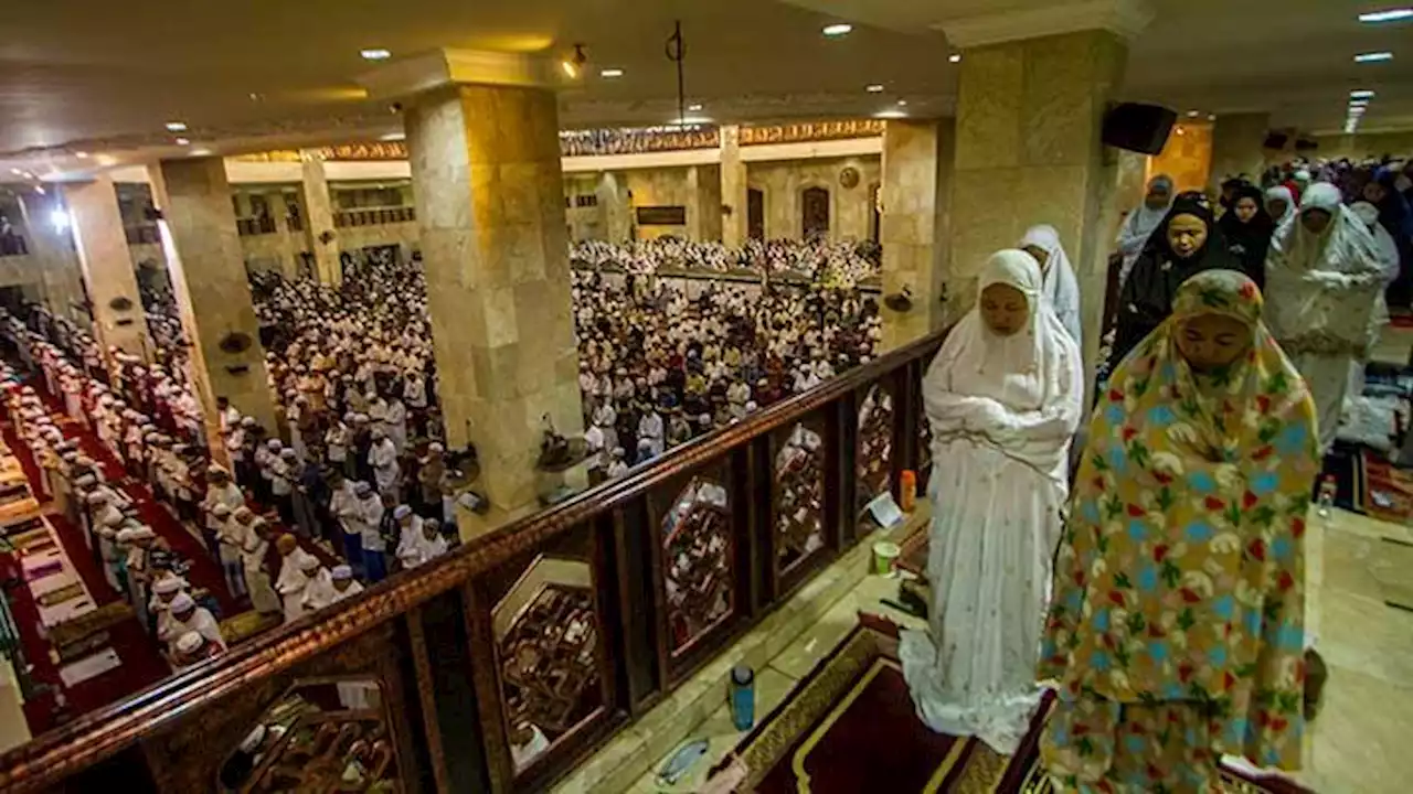 Suasana Salat Tarawih Hari Pertama di Sejumlah Daerah