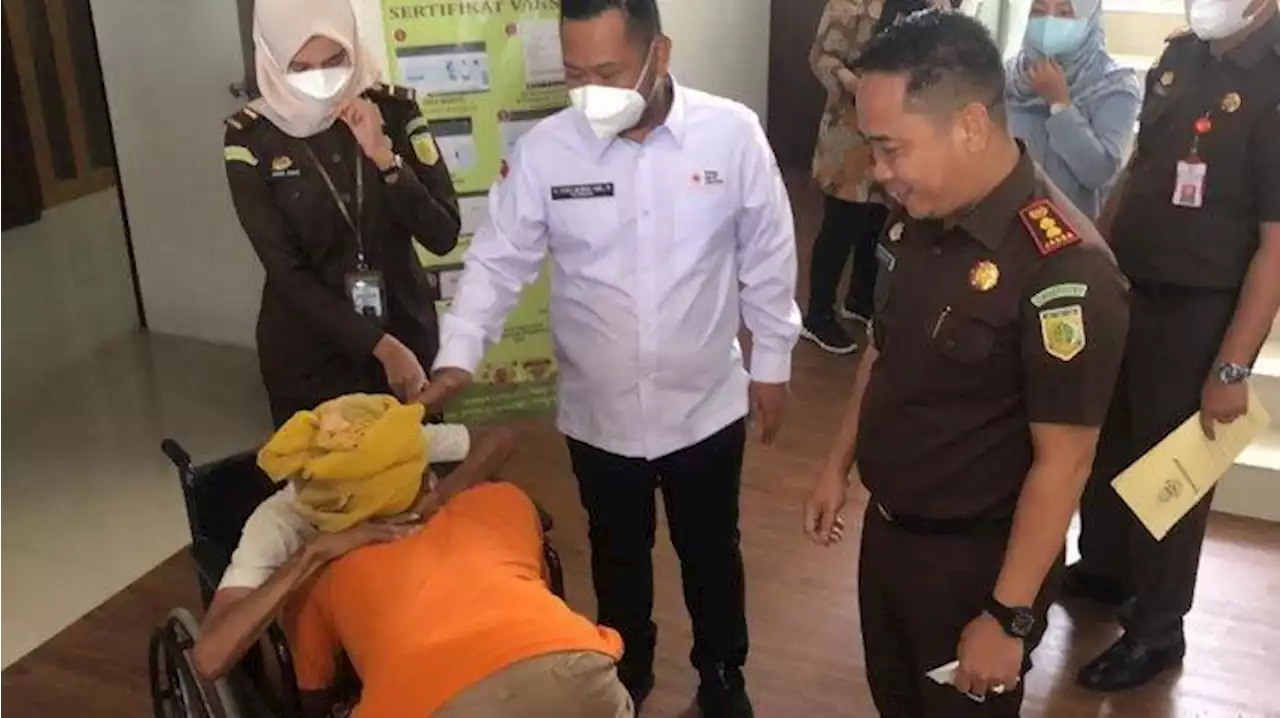 Tangis Maling Ponsel Pecah, Mencuri Demi Beli Obat Nenek, Dibebaskan Lewat Restorative Justice - Tribunnews.com