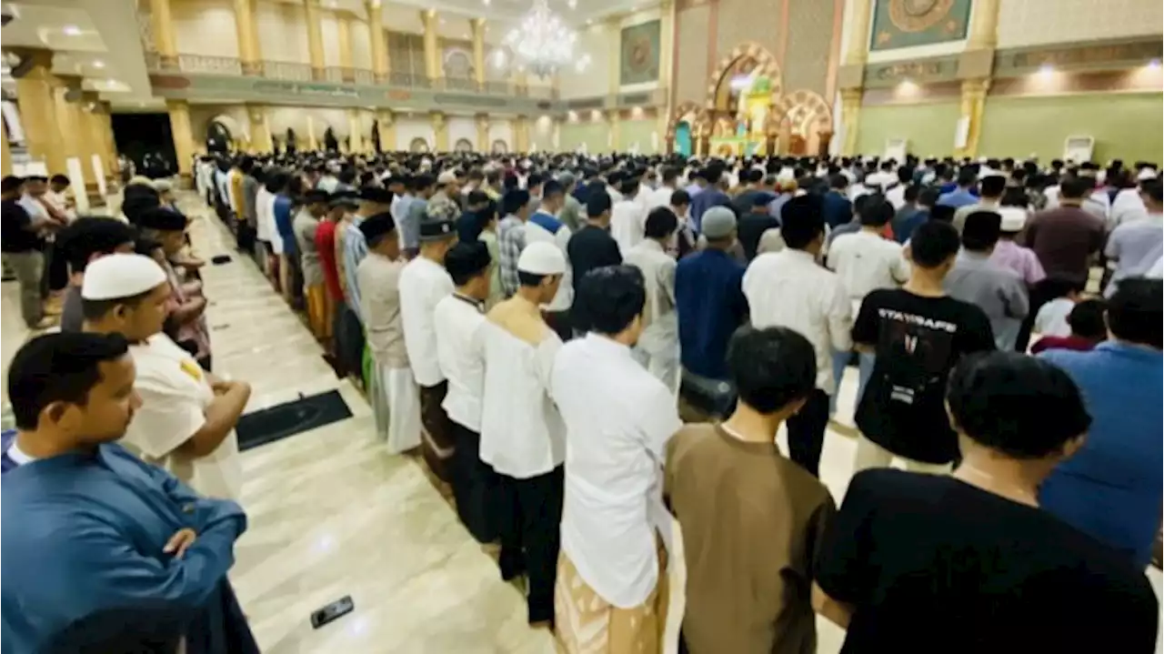 Masjid Agung Meulaboh Aceh Gelar Shalat Tarawih Tanpa Jarak