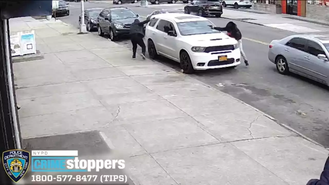 Video shows 2 men wildly shoot at each other on Queens street