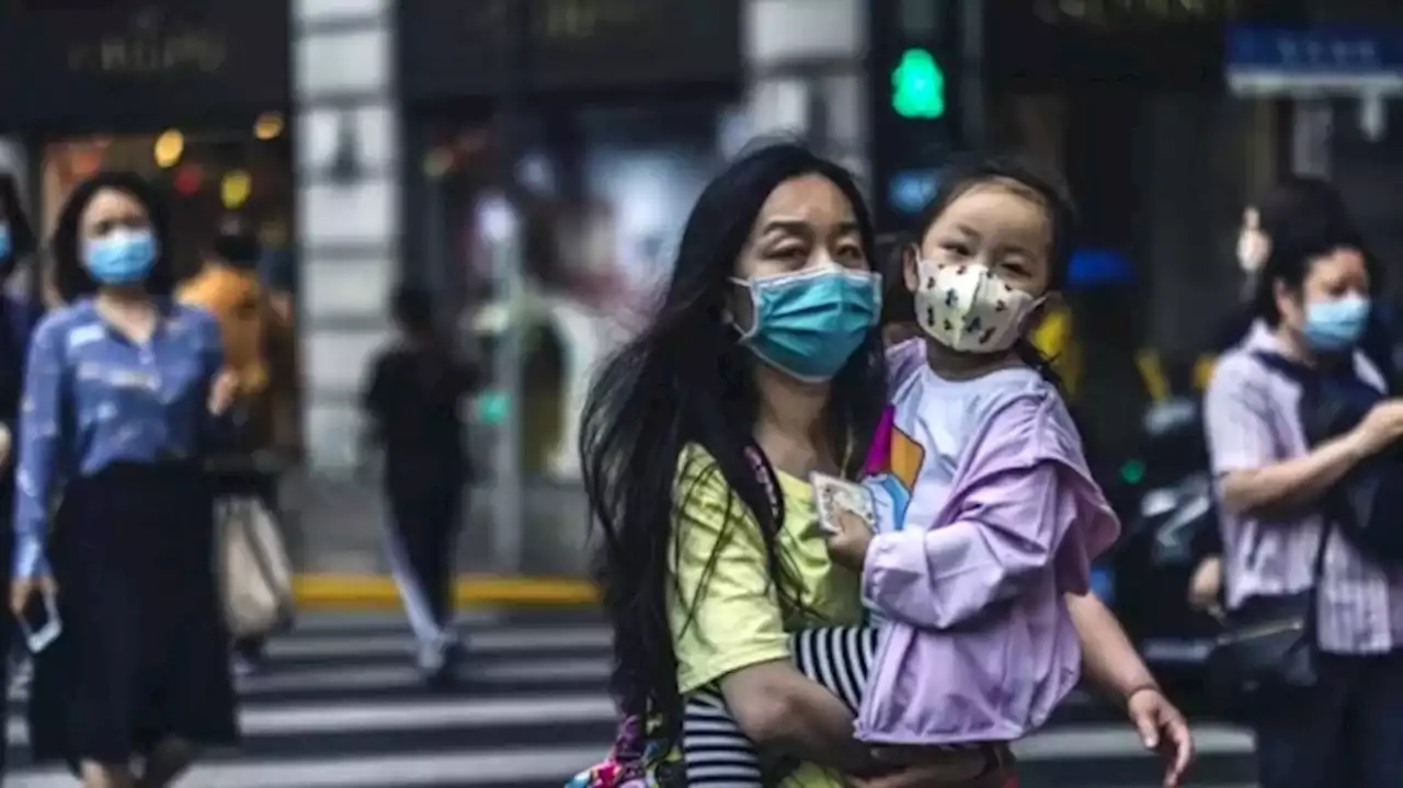 China relaja las restricciones en Shanghai pese a las muertes por el coronavirus