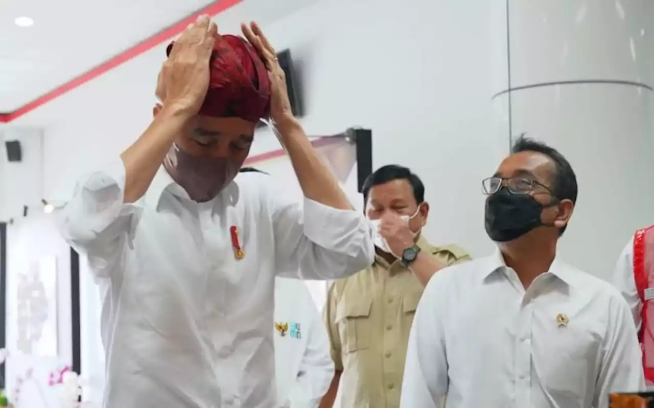 Jokowi dan Menhan Belanja Blangkon Madura di Bandara Trunojoyo Sumenep | Kabar24 - Bisnis.com