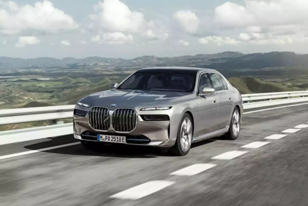 BMW reveals flagship i7 sedan