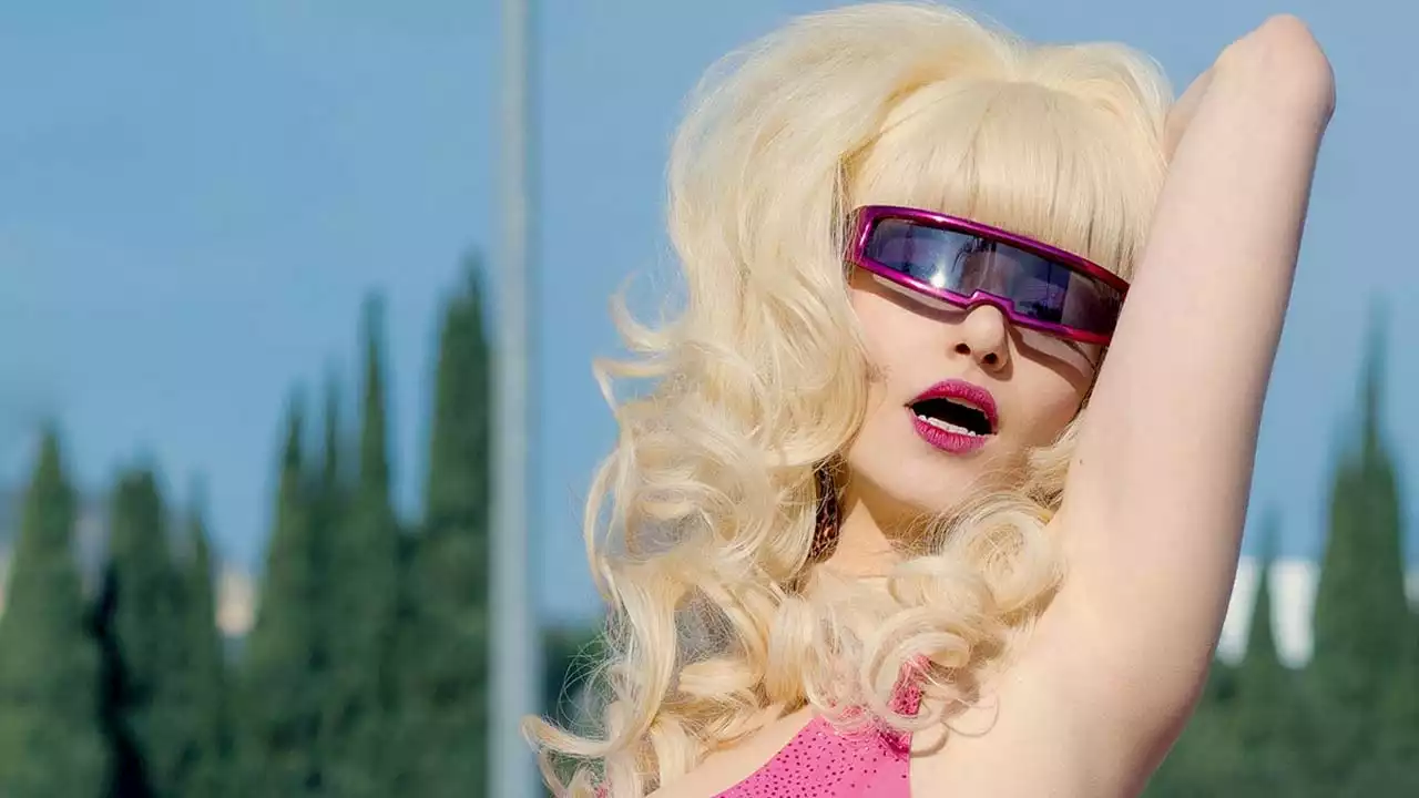 Angelyne: Nel trailer ufficiale della miniserie un'auto si schianta alla visione della bomba sexy