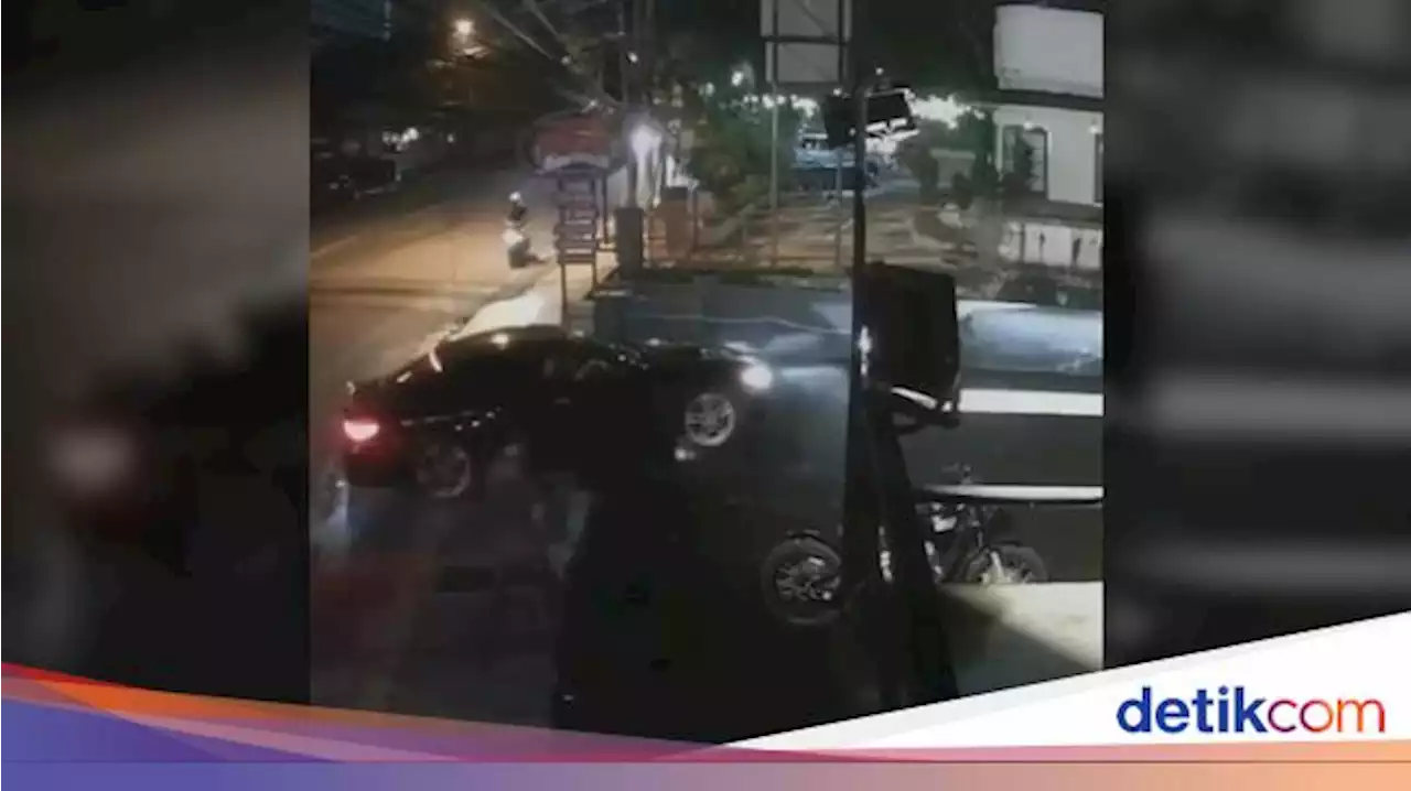 Heboh Mobil Sedan Ugal-ugalan Nyaris Tabrak Warga di Bandung