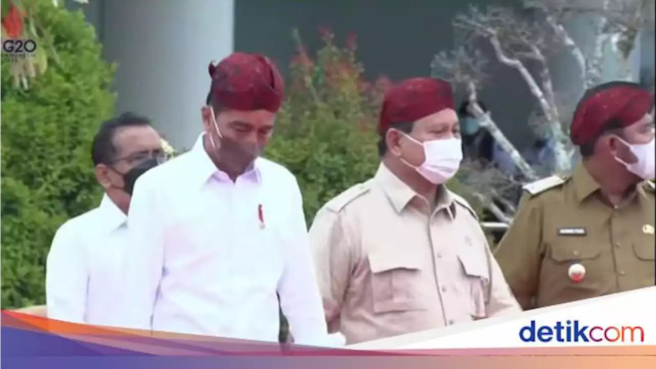 Kala Jokowi dan Prabowo Kompak Pakai Blangkon di Peresmian Bandara Trunojoyo