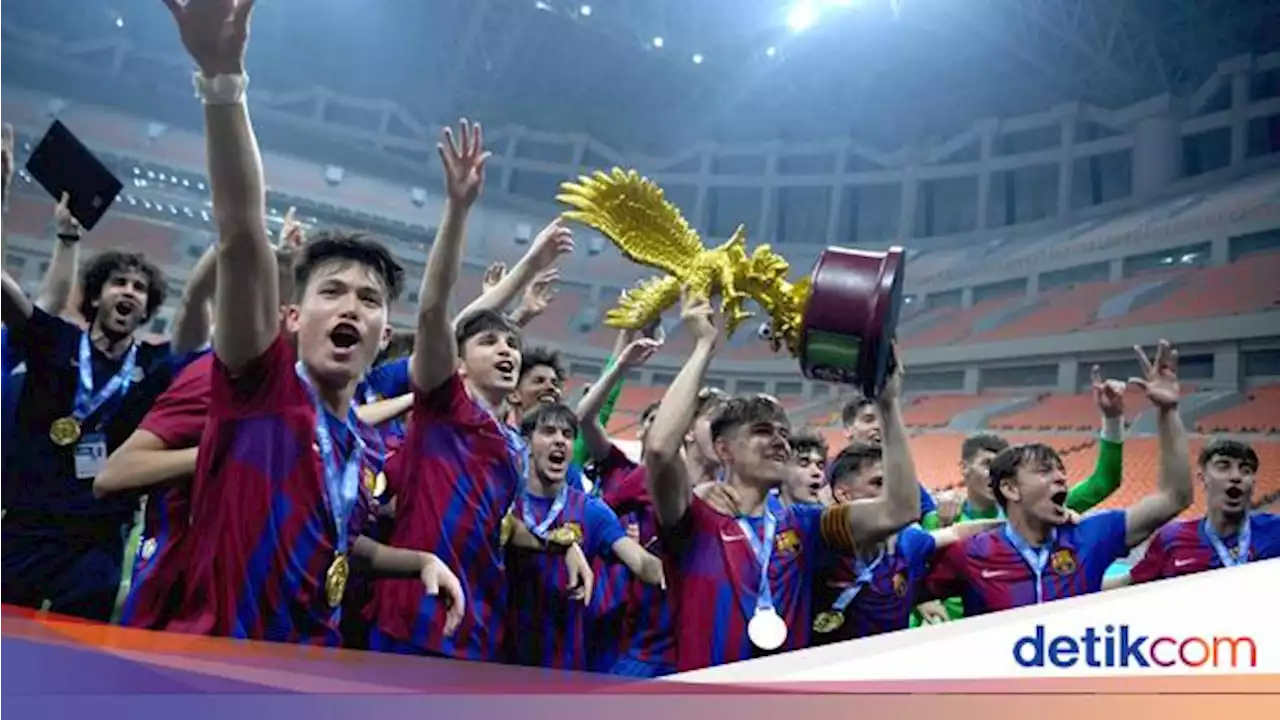 Sorak Sorai Barcelona U-18 Angkat Trofi di JIS Usai Juara IYC 2022