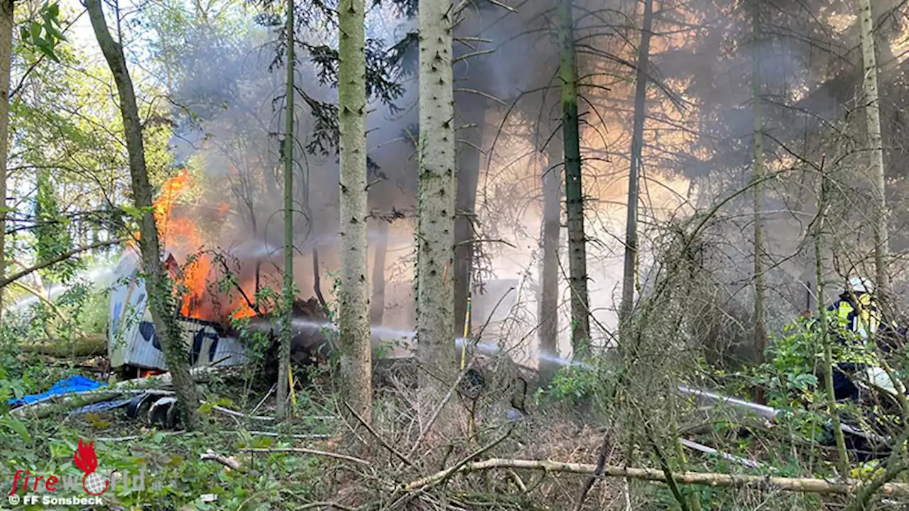 D: Bauwagen mit Gasflaschen und Schuppen brannten in Waldstück in Sonsbeck