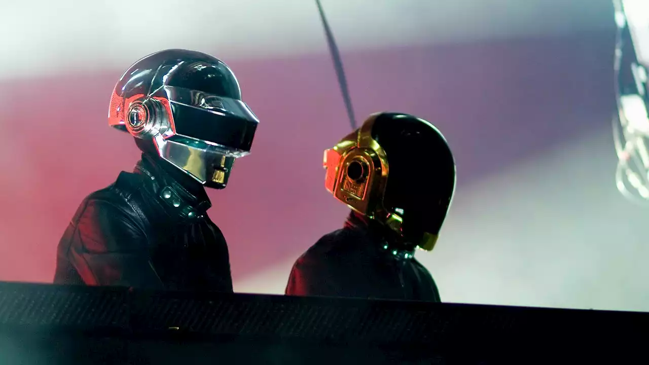 Daft Punk fait son retour avec une version inédite du titre “Around the World” pour les 25 ans de son premier album