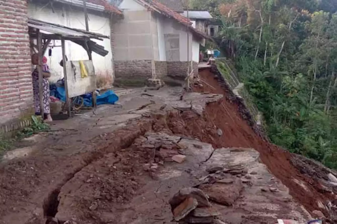 Tembok Setinggi 40 Meter di Andungbiru Tiris Ambrol usai Hujan Deras