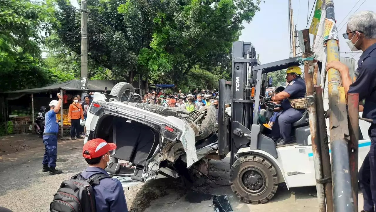 Proses Evakuasi Mobil Ringsek di Perlintasan Rawa Geni Berlangsung Selama 3 Jam