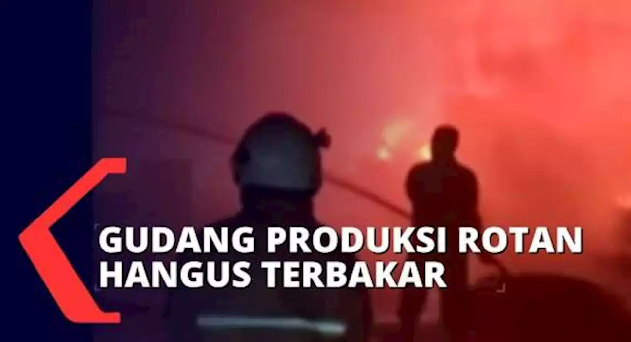 Kobaran Api Hampir Lahap Seluruh Gudang Rotan, Warga Panik Karena Lokasi Dekat dengan Permukiman!