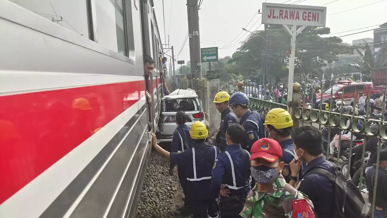 Mobil Minibus Ringsek Tertabrak dan Terjepit KRL di Depok