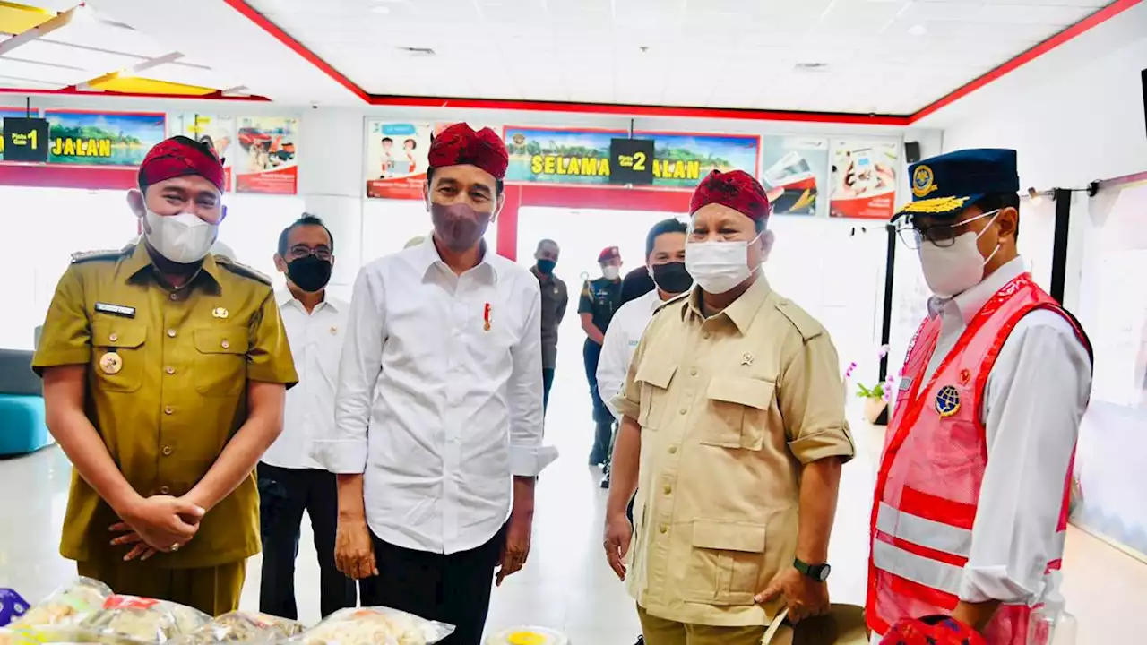 Saat Jokowi dan Prabowo Beli Belangkon Khas Raja-Raja Madura