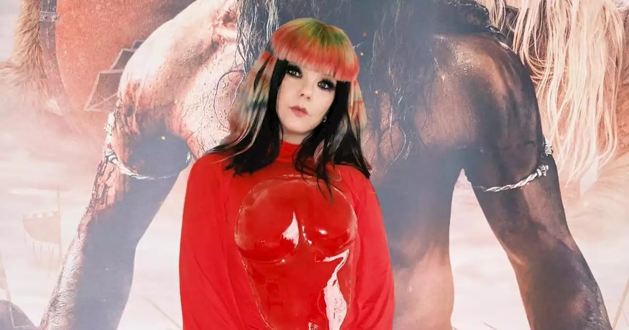 À Reykjavik, Björk fait son retour dans une robe rouge sang à «cœur ouvert»