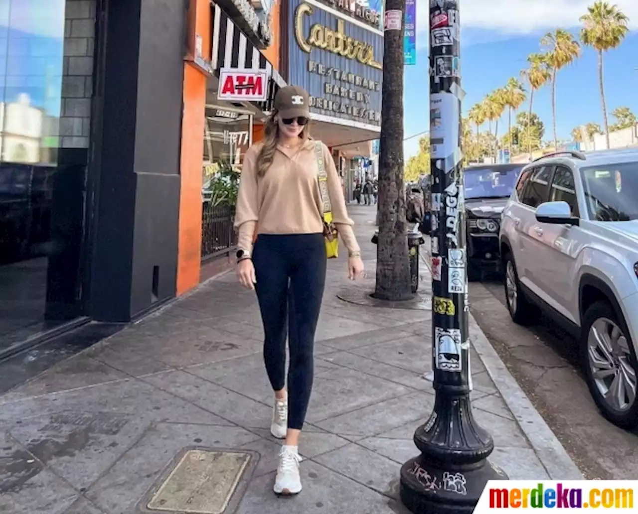 Foto : 6 Potret Luna Maya di Los Angeles, Tampil Kece dengan Body Goals yang Bikin Iri | merdeka.com