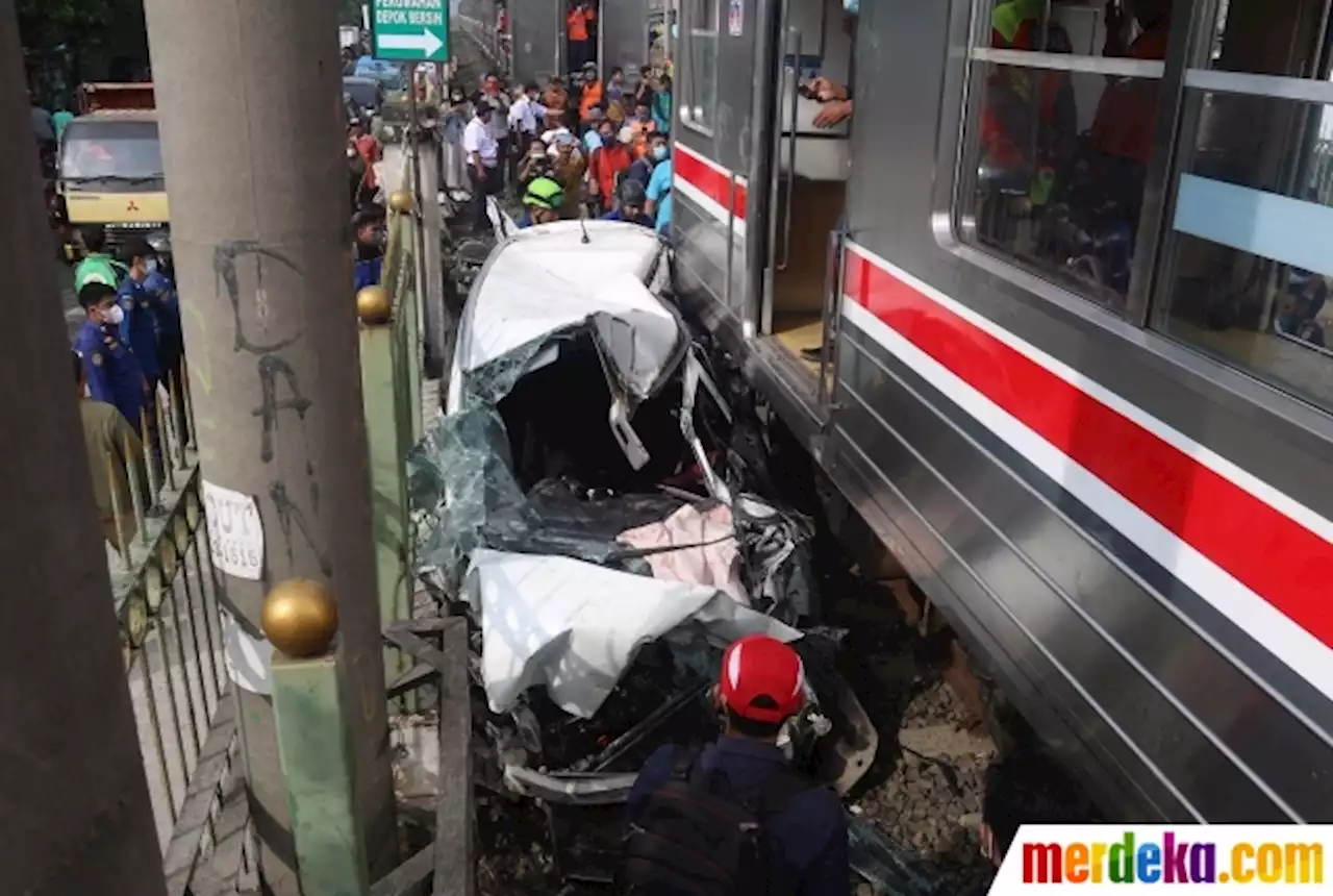 Foto : Kondisi Ringsek Mobil yang Tertabrak KRL di Depok | merdeka.com