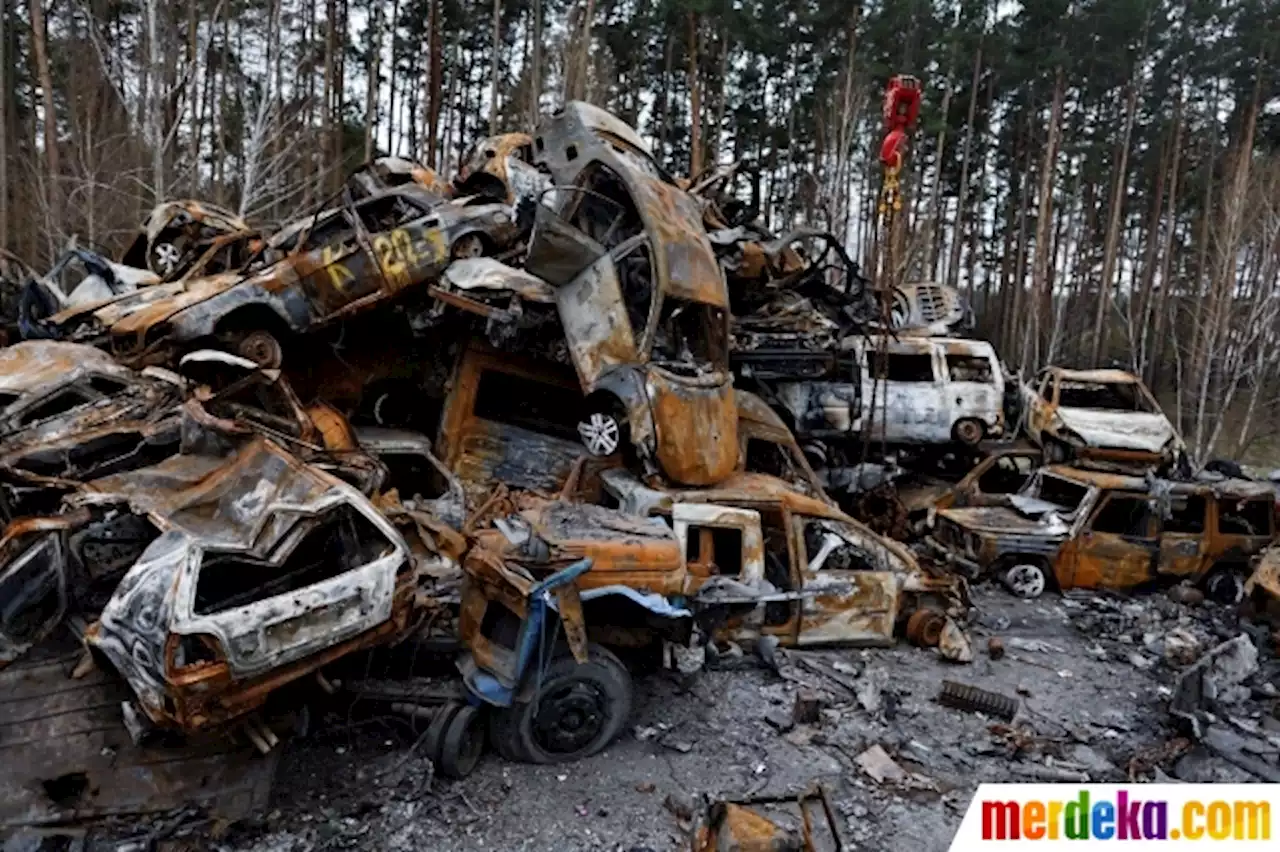 Foto : Tumpukan Mobil-Mobil Hancur yang Terkena Sasaran Rudal di Ukraina | merdeka.com