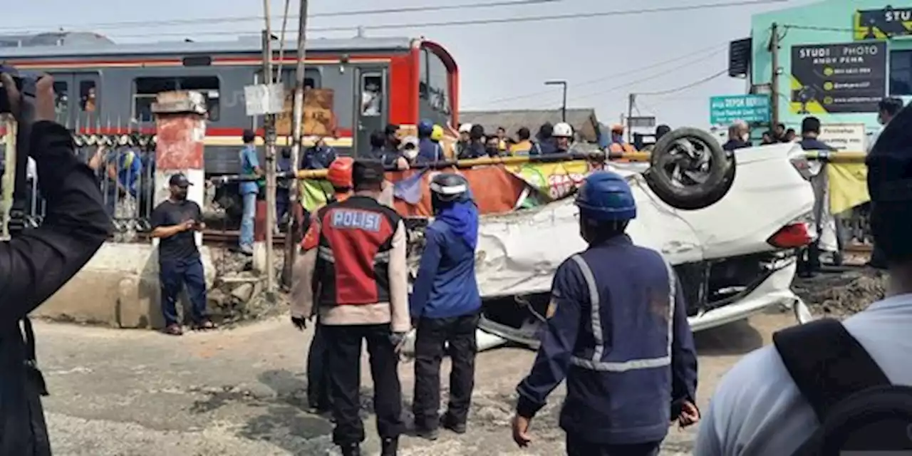 Mobil Tertabrak KRL di Lintasan Depok-Citayam Berhasil Dievakuasi | merdeka.com