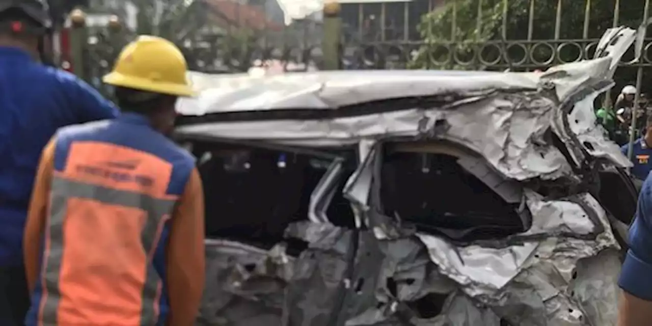 Penyebab Mobil Tertabrak KRL di Lintasan Depok-Citayam | merdeka.com