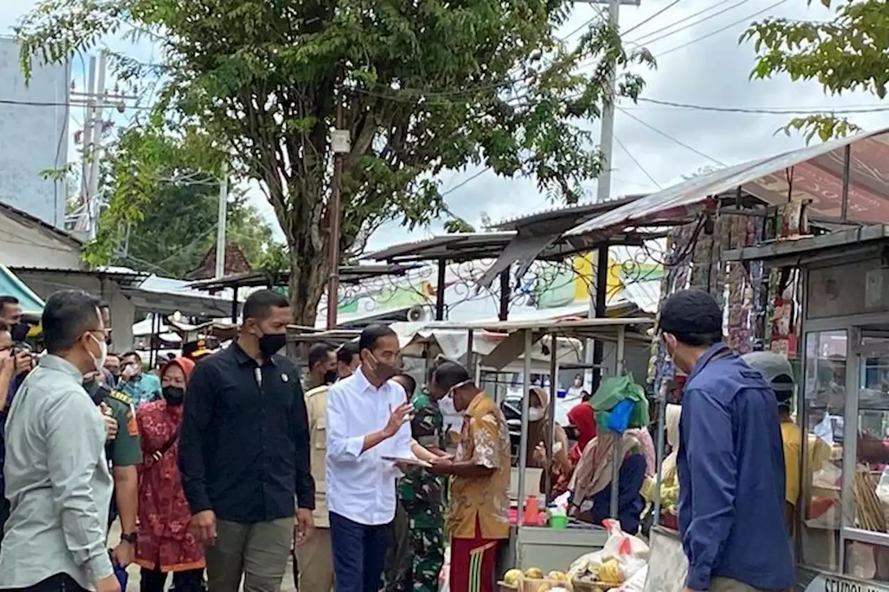 Terbang ke Madura, Jokowi Serahkan BLT Minyak Goreng di Pasar Anom Sumenep - Pikiran-Rakyat.com