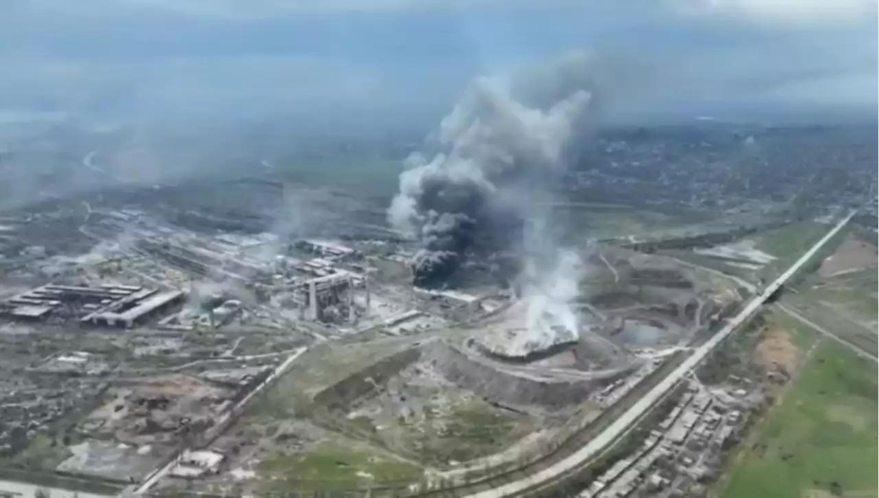 Bombardamenti a tappeto su Azovstal. Le avanguardie cecene negli hangar