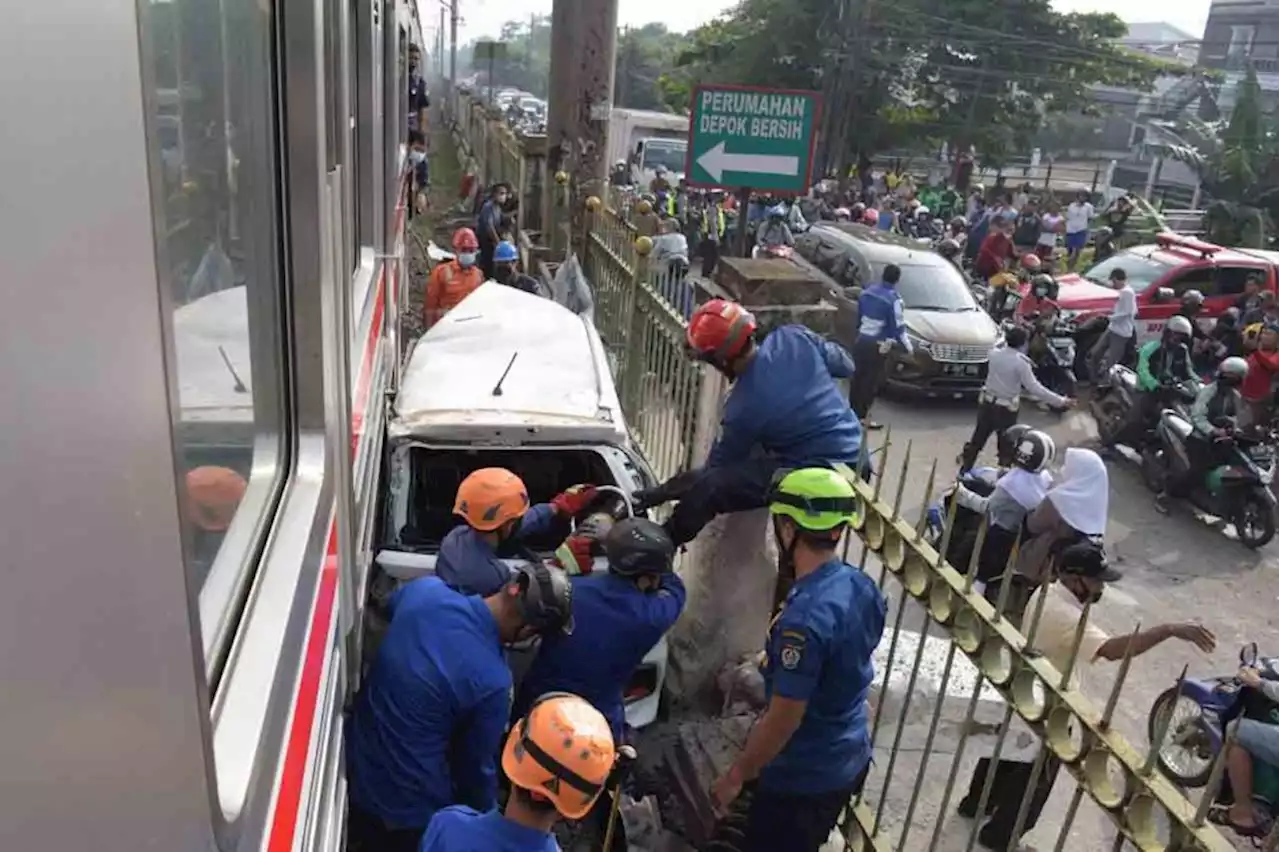 Ditabrak KRL, Mobil Honda Mobilio Ini Ringsek di Perlintasan Citayam-Depok