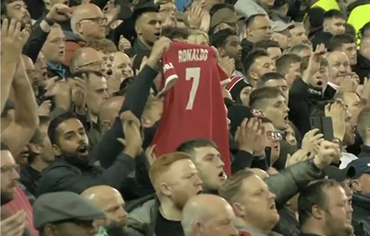 Suporter Liverpool Nyanyikan You'll Never Walk Alone dan Bentangkan Jersey Ronaldo