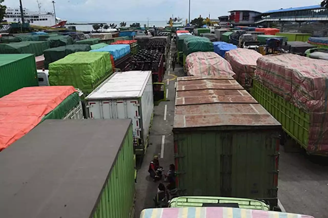 Antrean Truk Jelang Pembatasan Angkutan Barang di Pelabuhan Merak