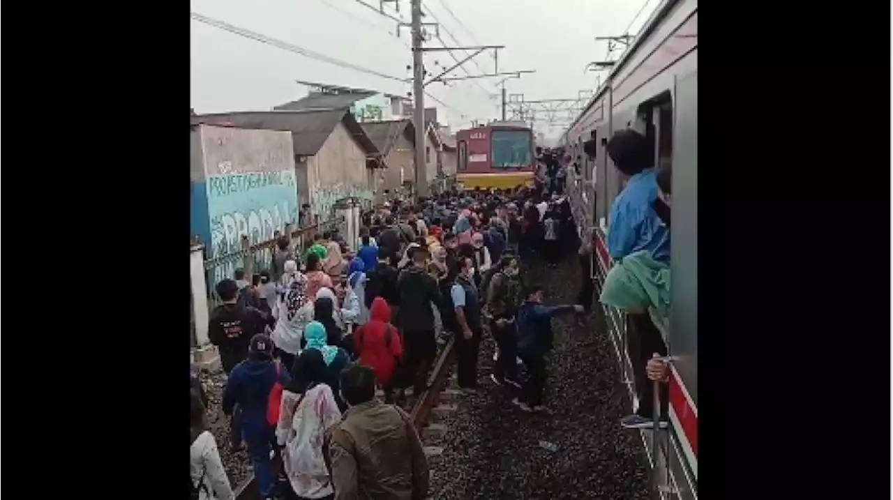 BREAKING NEWS! KRL Jurusan Bogor-Jakarta Kecelakaan Tabrak Mobil Di Citayam, Penumpang Dievakuasi