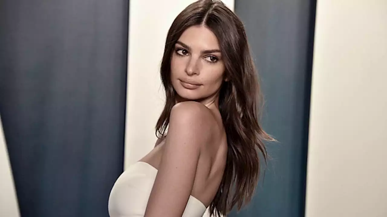 Emily Ratajkowski confiesa que vivir de su imagen le genera contradicciones