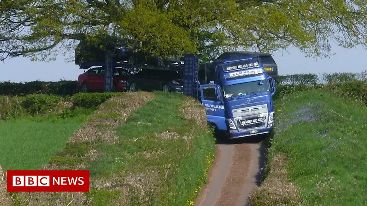 Lorry stuck on narrow country lane near Wellington in Somerset