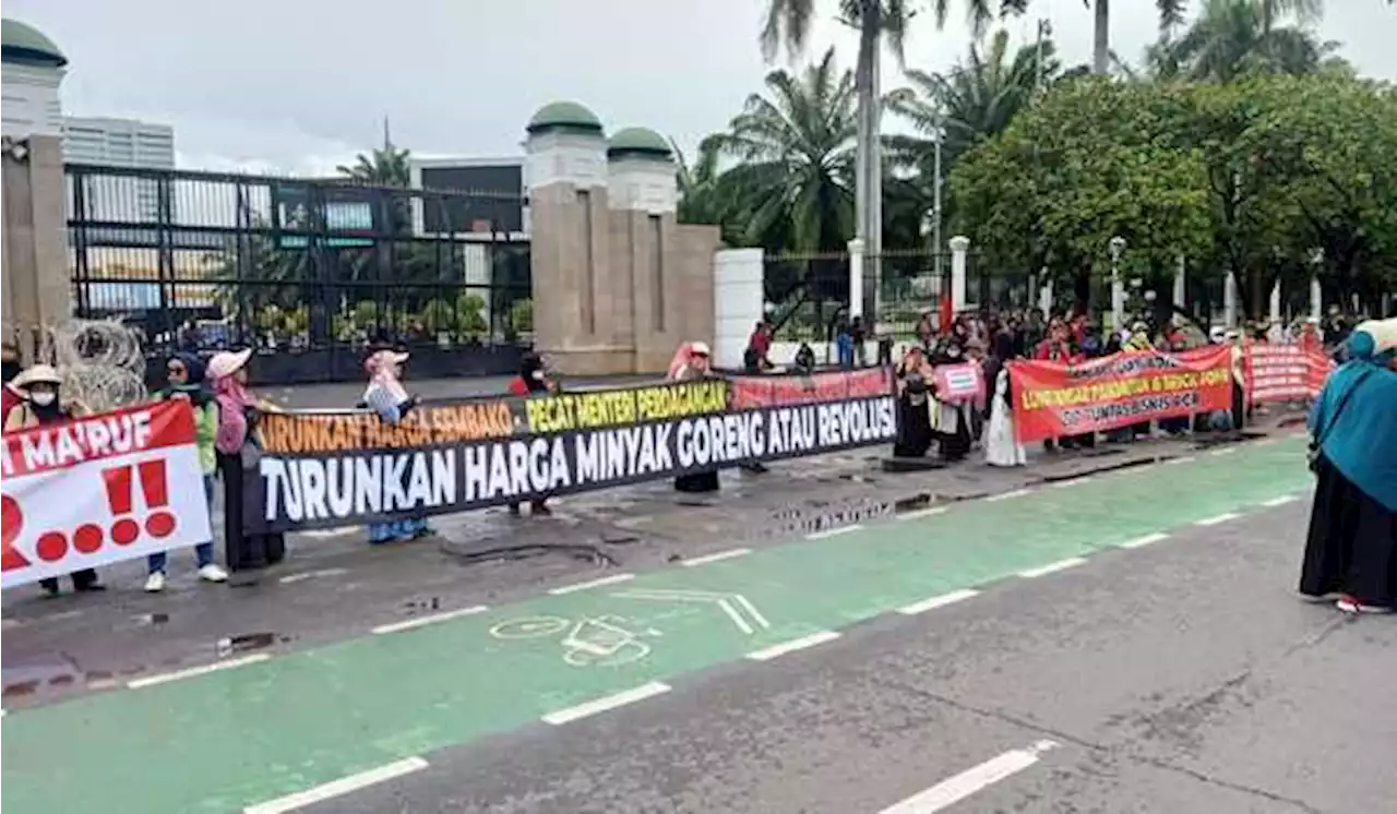 Ratusan Massa Buruh Mulai Datang ke Depan Gedung DPR