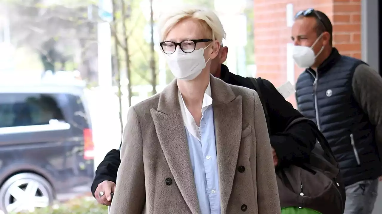 Tilda Swinton Masterfully Pulls Off A Baggy Fit