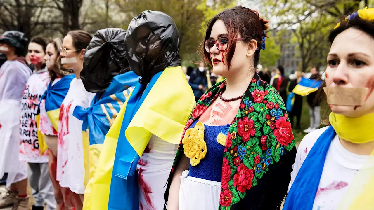 Frauen protestieren in Berlin gegen Vergewaltigung im Ukraine-Krieg