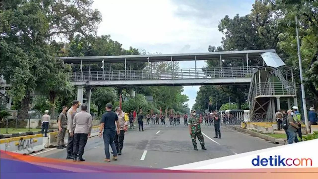 Mahasiswa Demo di Patung Kuda, Lalin ke Istana Ditutup Kawat Berduri