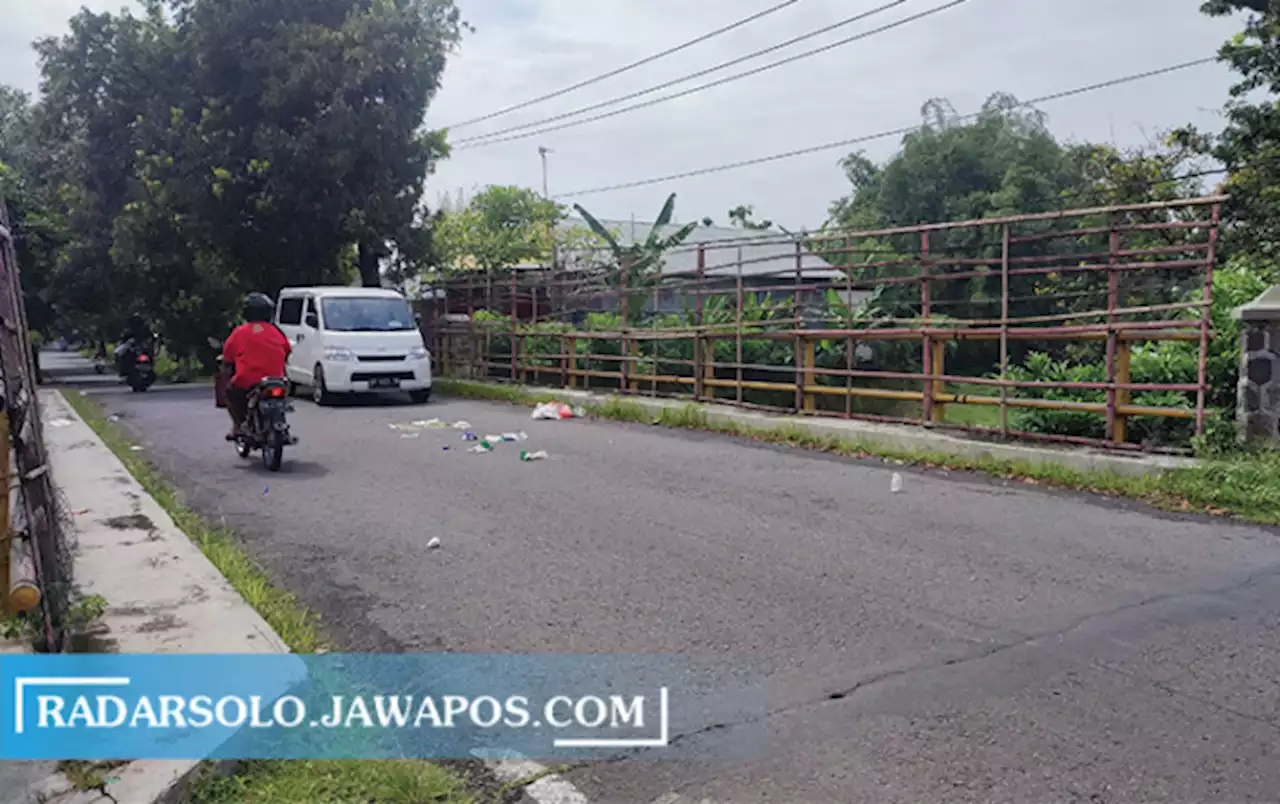 Kesadaran Jaga Kebersihan Masih Minim, Sampah Berserakan di Jembatan