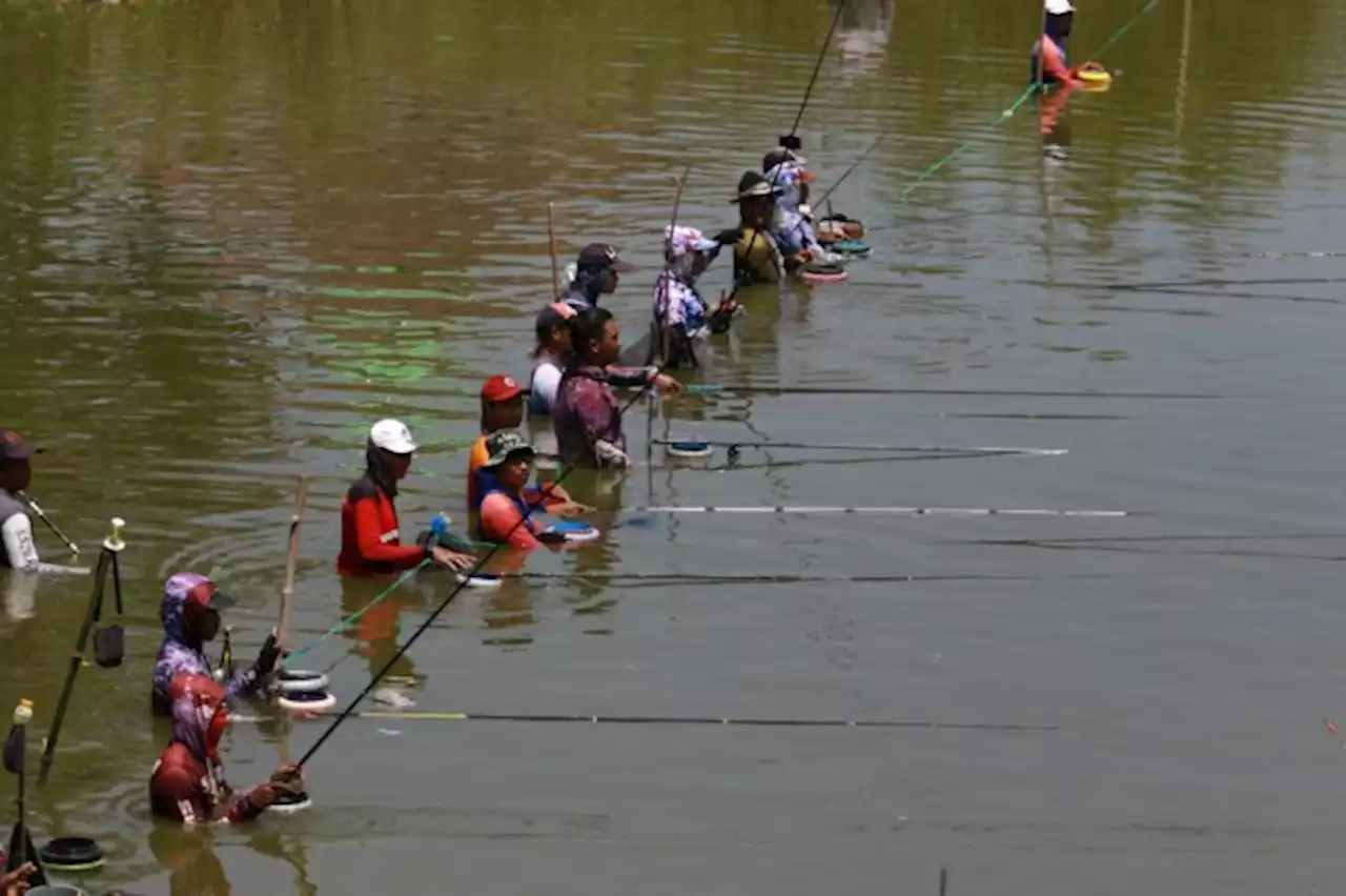 Ngabuburit Unik Mancing Sambil Berendam Air Sungai