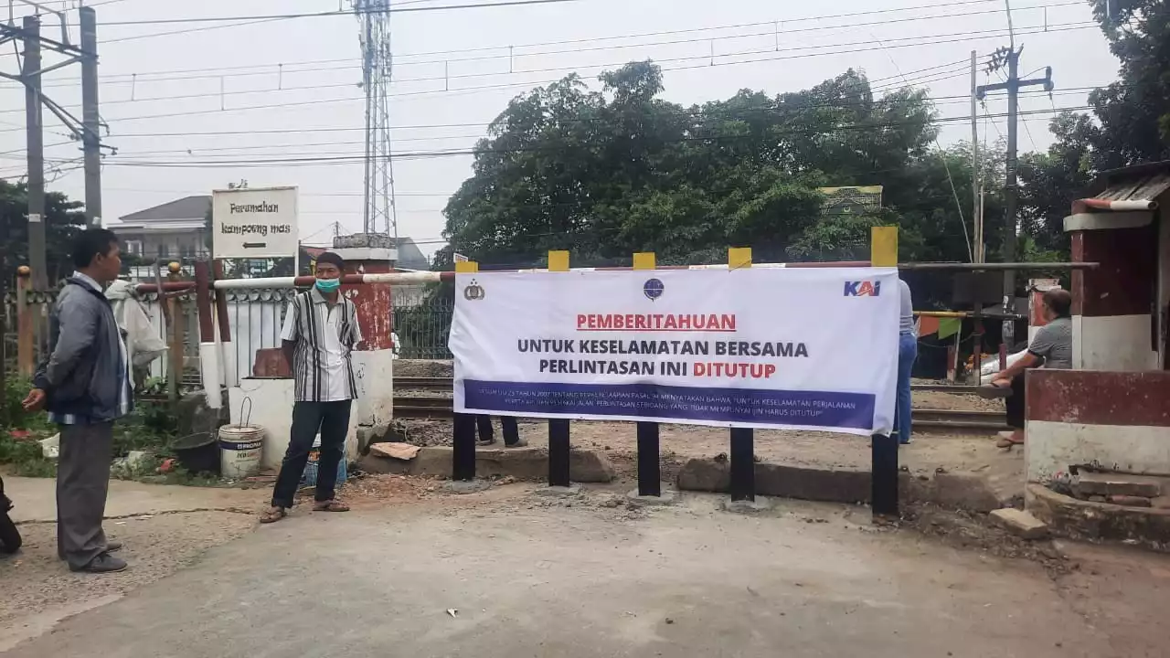 Gegara Hal Ini, Perlintasan Kereta Rawa Geni Ditutup Petugas Gabungan