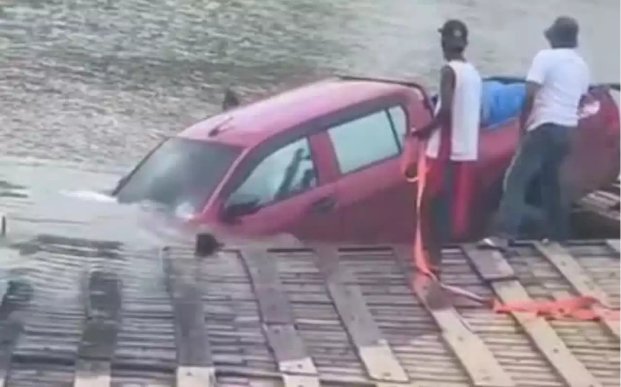 Mengerikan, Mobil Hilux yang Memuat Bayi 7 Bulan Terjun ke Sungai