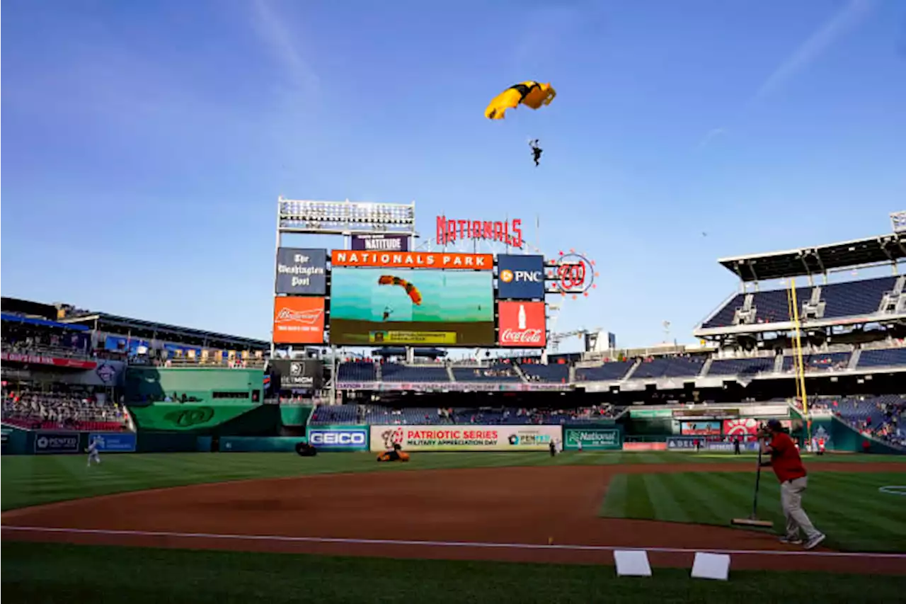 FAA failure to tell Capitol of parachute stunt led to alert