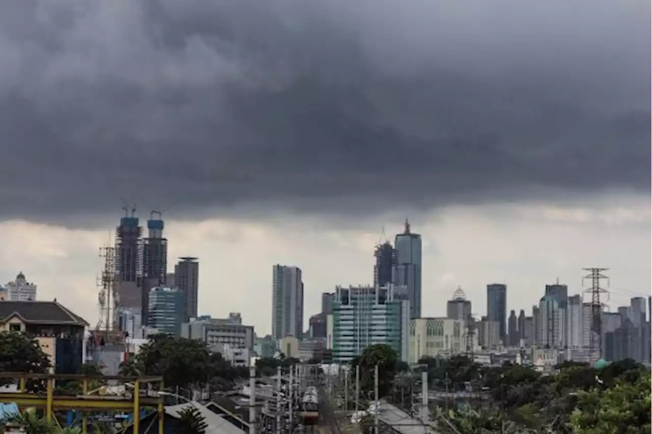 BMKG: Hujan Disertai Petir Berpotensi Terjadi Sore Ini di Jakarta