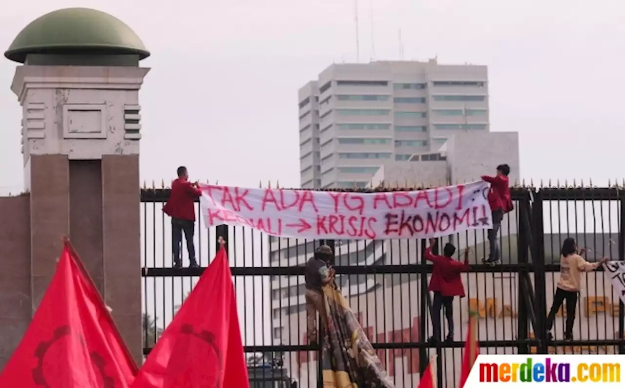 Foto : Geruduk DPR, Mahasiswa-Buruh Gelar Aksi Tolak UU Cipta Kerja Hingga Penundaan Pemilu | merdeka.com