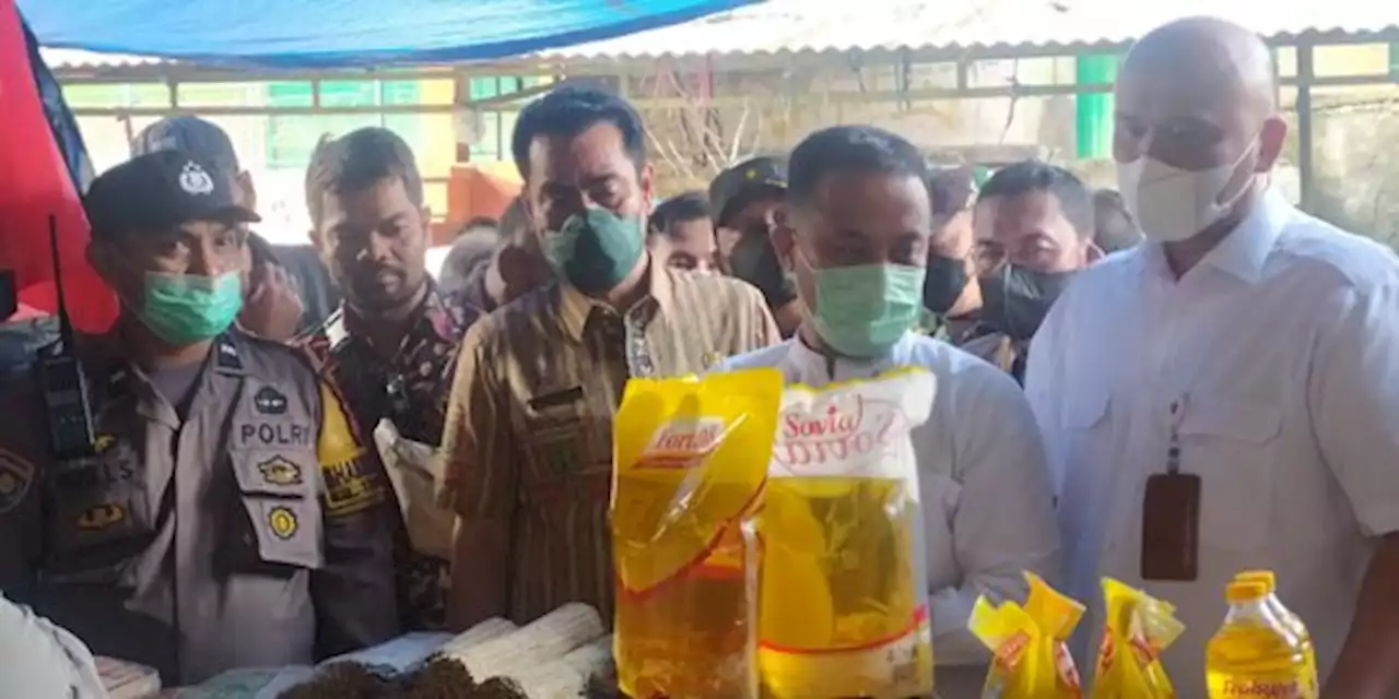 Sidak ke Pasar, Gubernur Sulsel Klaim Harga Minyak Goreng Turun | merdeka.com