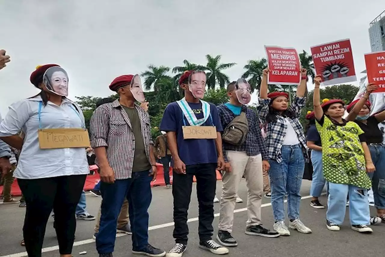 Demo Mahasiswa di Patung Kuda Jakarta, Massa Aksi Pakai Topeng Jokowi hingga Megawati - Pikiran-Rakyat.com