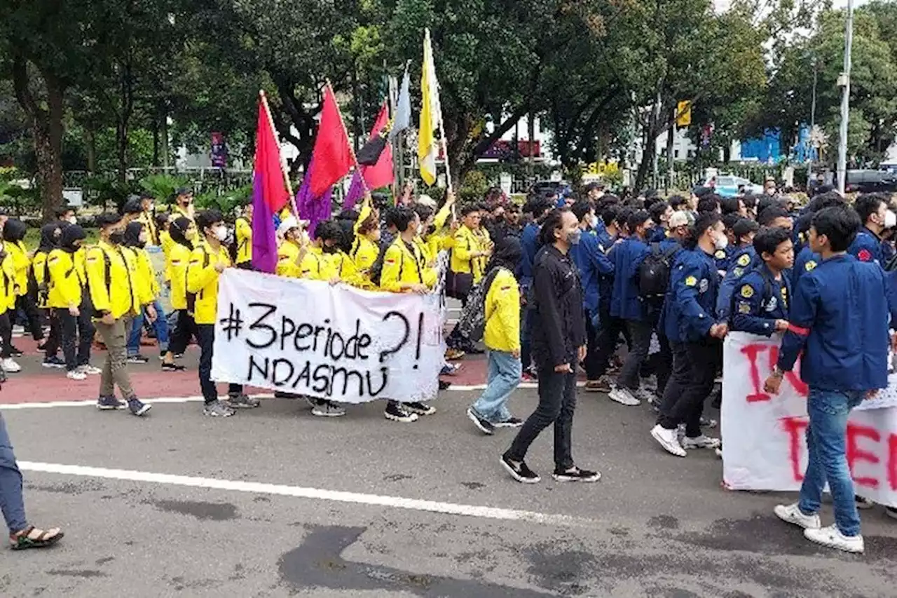 Naik Bus, Rombongan Massa Aksi Mahasiswa Tiba di Kawasan Patung Kuda Jakpus - Pikiran-Rakyat.com