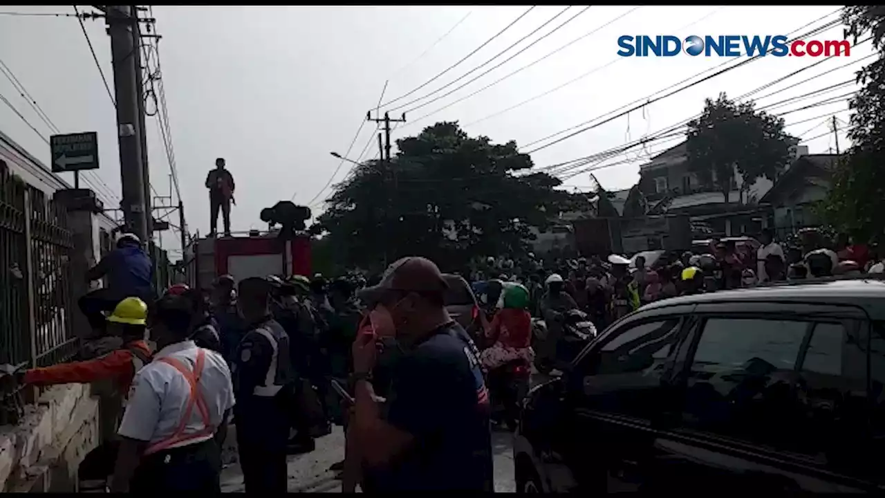 VIDEO: Detik-Detik Sopir Selamatkan Diri saat Mobil Tertabrak KRL Terekam Video Amatir - SINDOnews Video