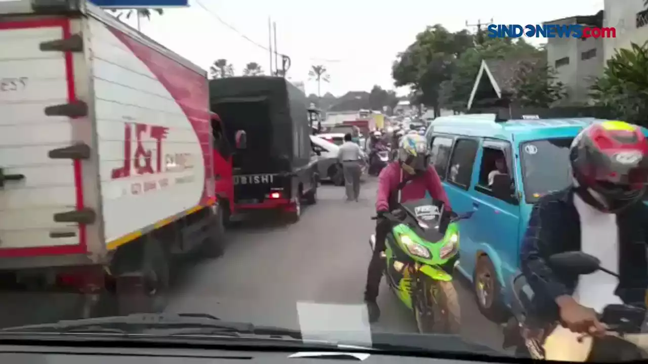 VIDEO: Viral, ASN Polres Sukabumi Hadang dan Pukul Sopir Ambulans - SINDOnews Video