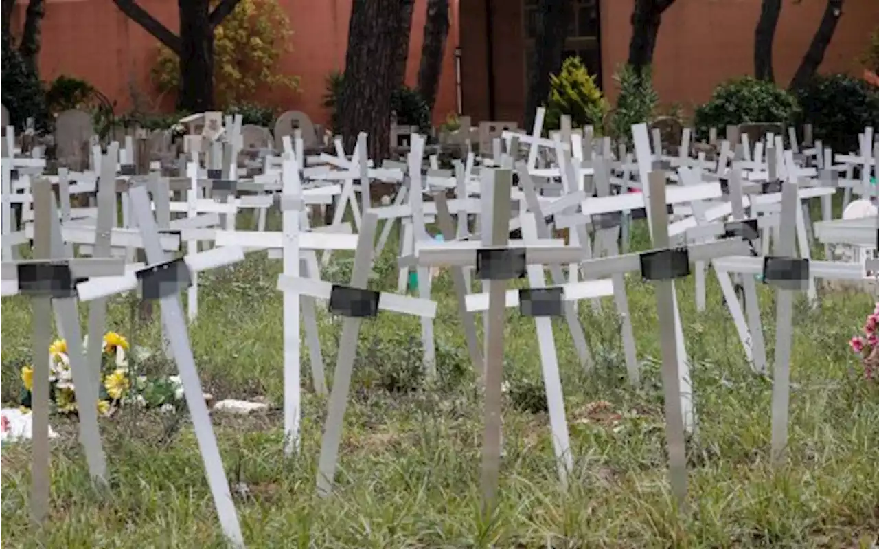 Cimitero feti abortiti a Roma, su croci un codice anziché nome madri